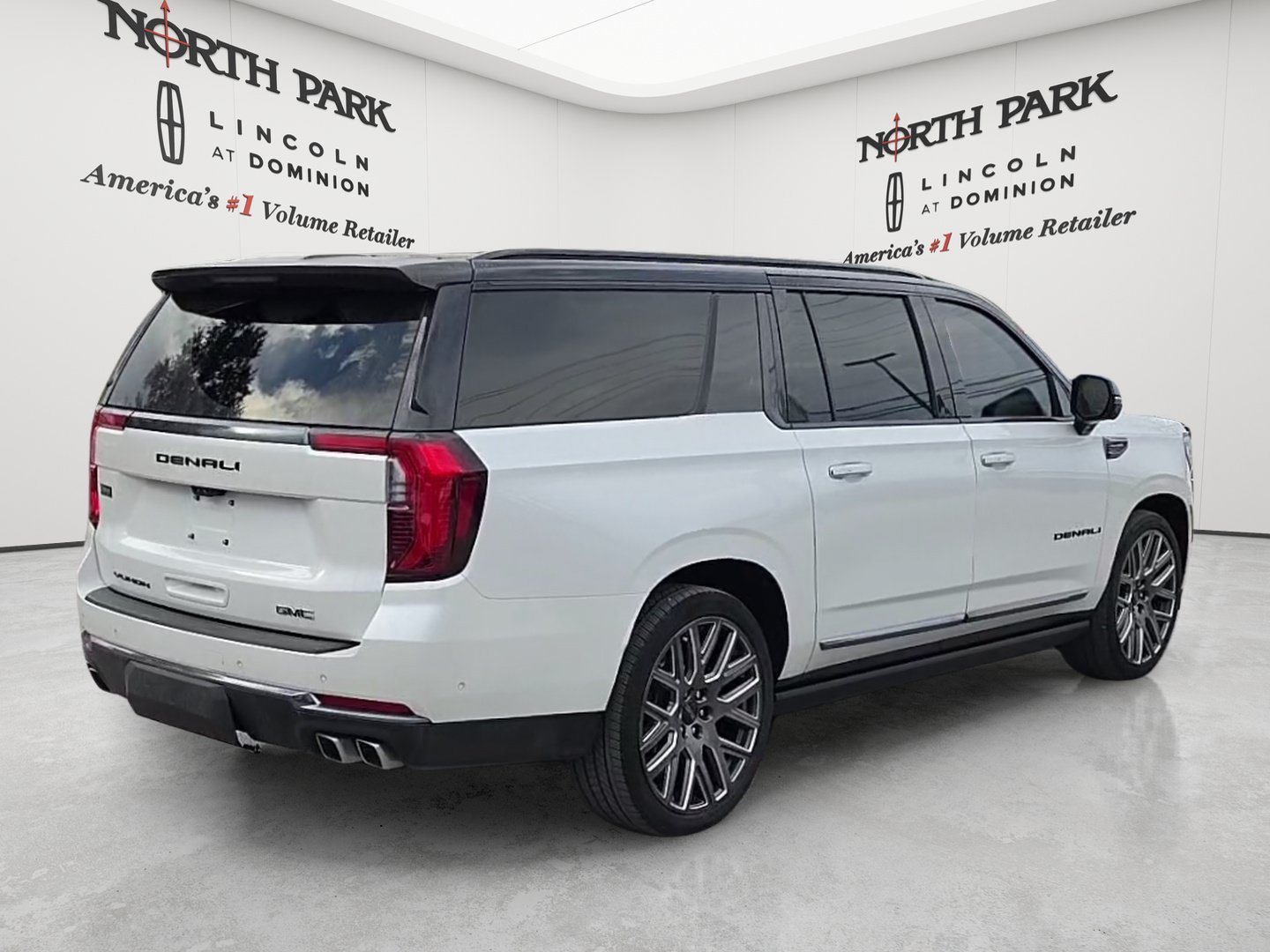 Used 2025 GMC Yukon XL Denali Ultimate w/ LPO, Floor Liner Package AWD/4WD image 5