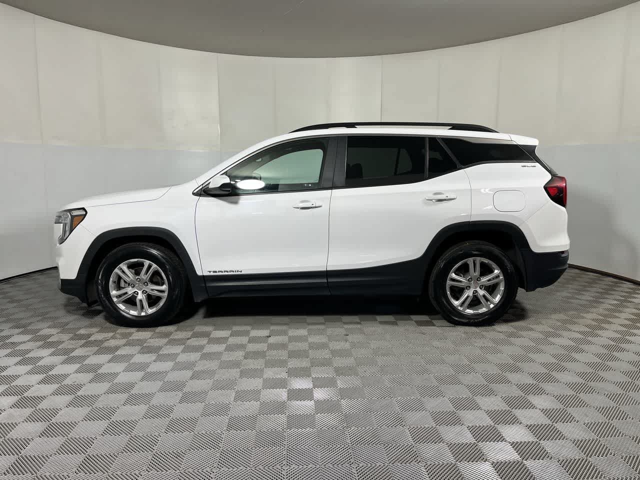 Used 2022 GMC Terrain SLE FWD image 5
