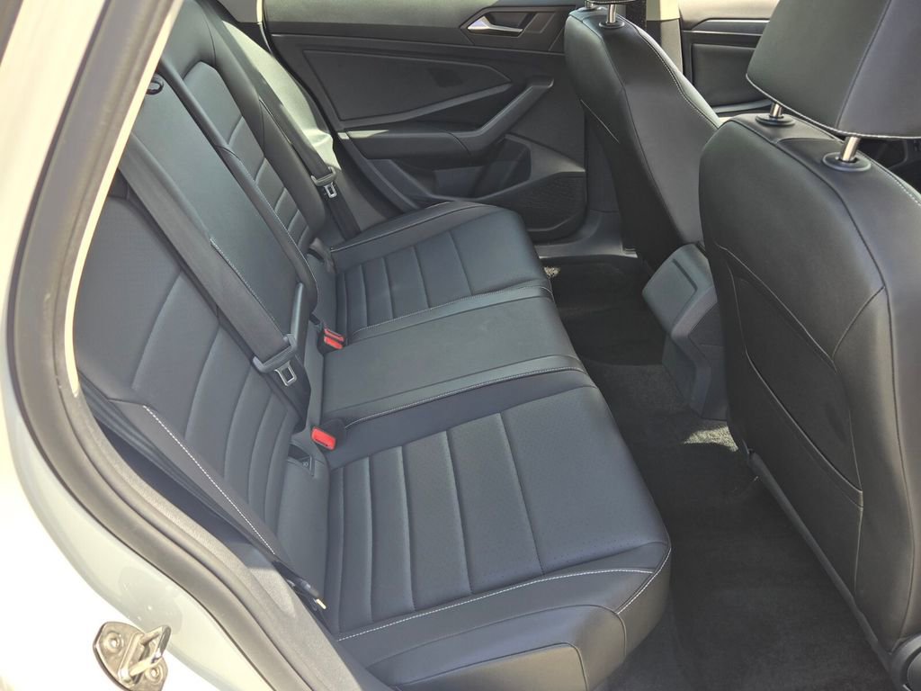 Used 2023 Volkswagen Jetta SE image 16