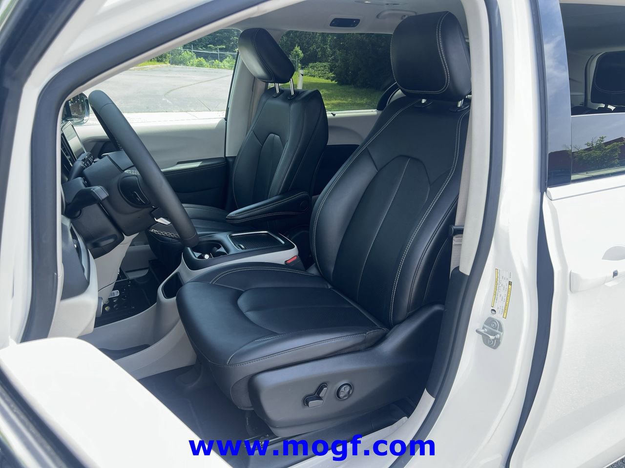 Used 2024 Chrysler Pacifica Touring-L FWD image 22