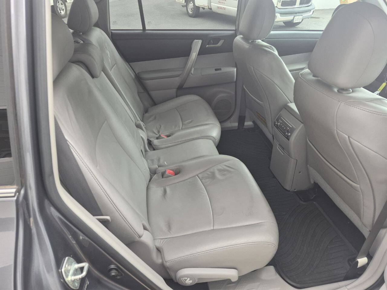 Used 2011 Toyota Highlander SE w/ Tow Pkg AWD/4WD image 10