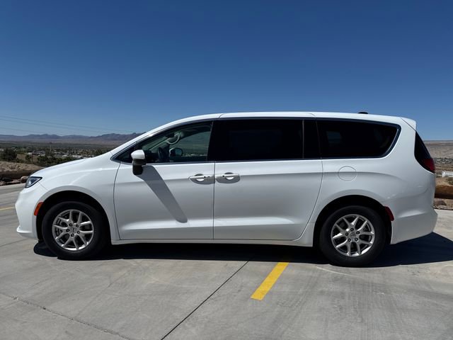 Used 2023 Chrysler Pacifica Touring-L video 2