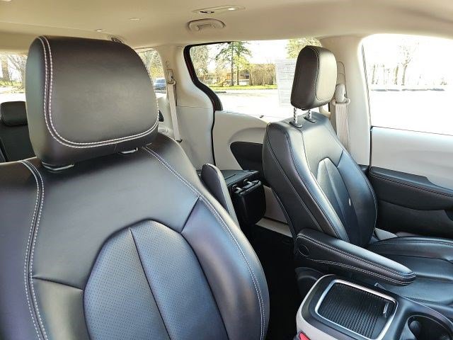 Used 2023 Chrysler Pacifica Touring-L image 12
