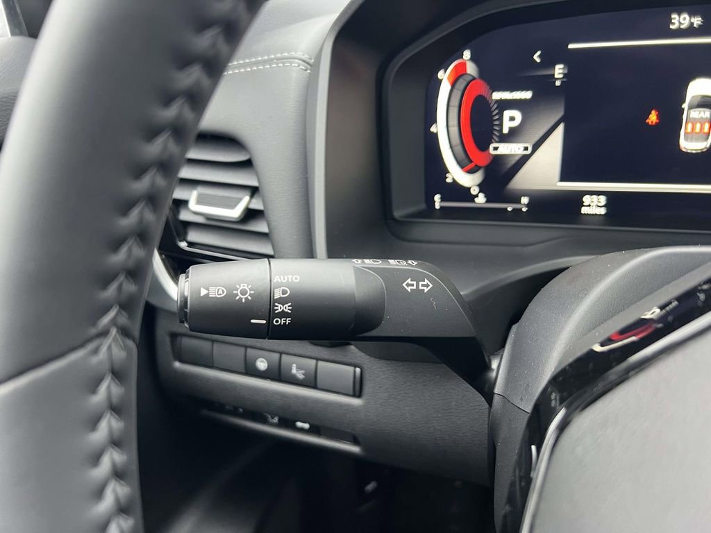 Used 2025 Nissan Rogue SL w/ SL Premium Package image 24