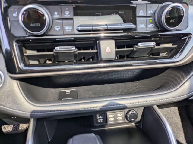 Used 2022 Toyota Highlander XLE AWD/4WD image 24