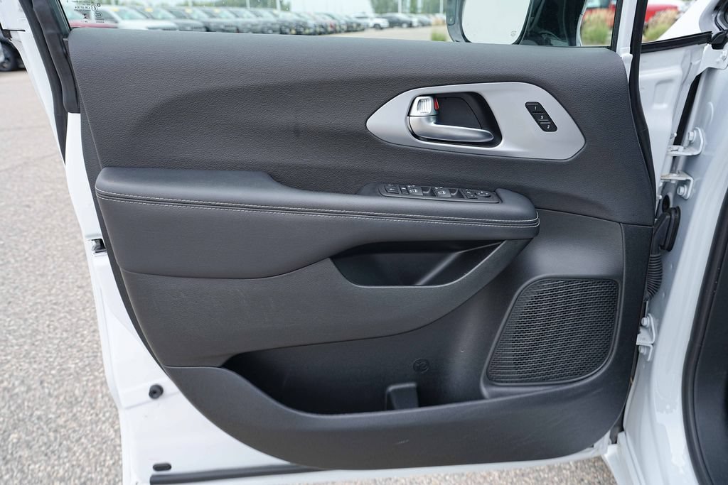 Used 2025 Chrysler Pacifica Limited FWD image 25