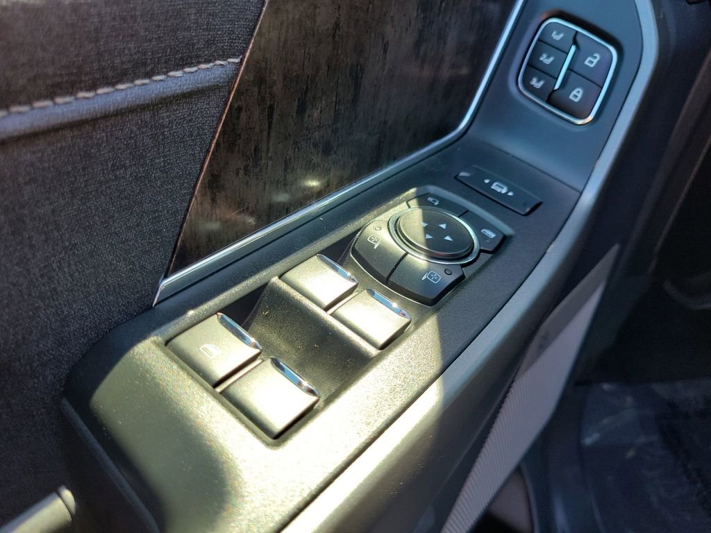 Used 2025 Ford F250 Lariat w/ Black Appearance Package image 15