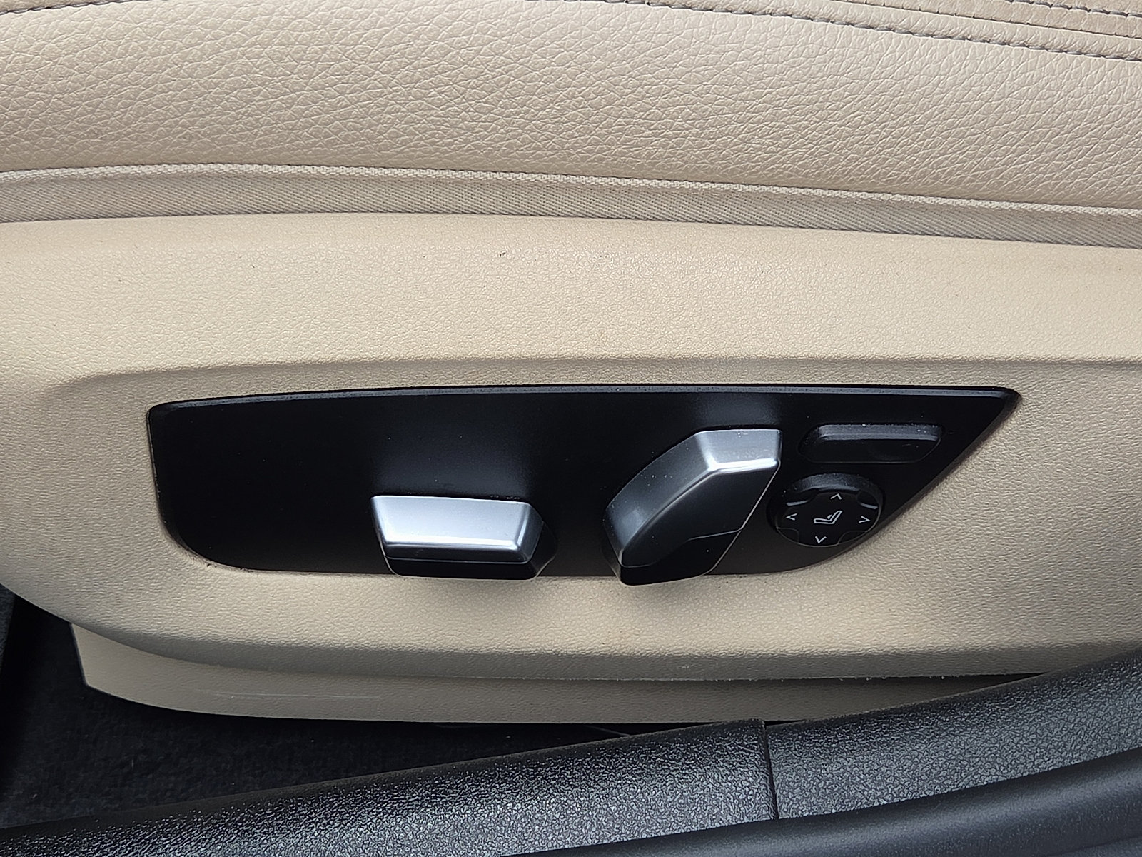 Used 2018 BMW 540i w/ M Sport Package RWD image 14