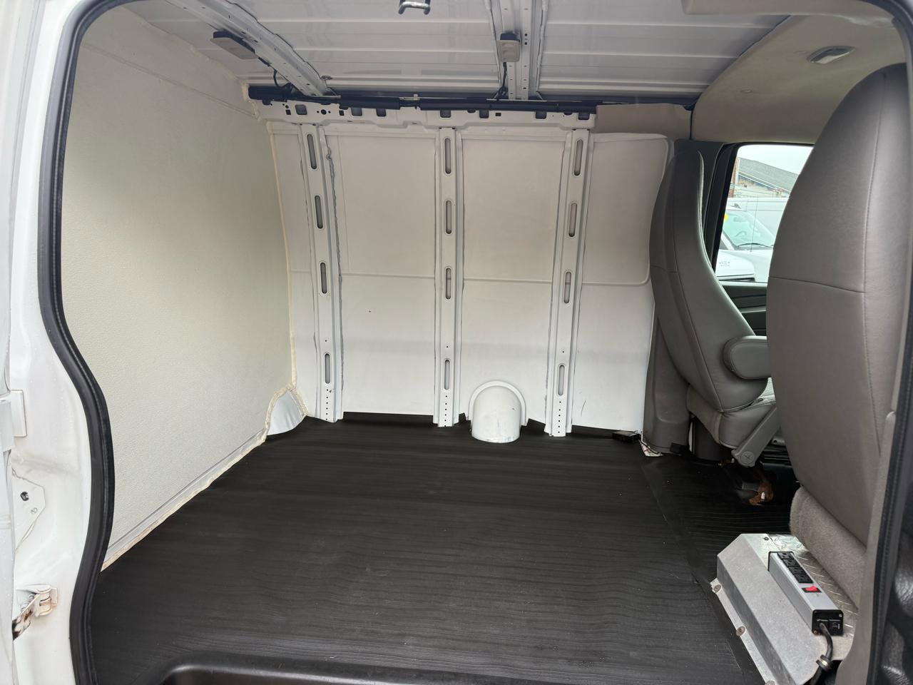 Used 2015 Chevrolet Express 2500 RWD image 10