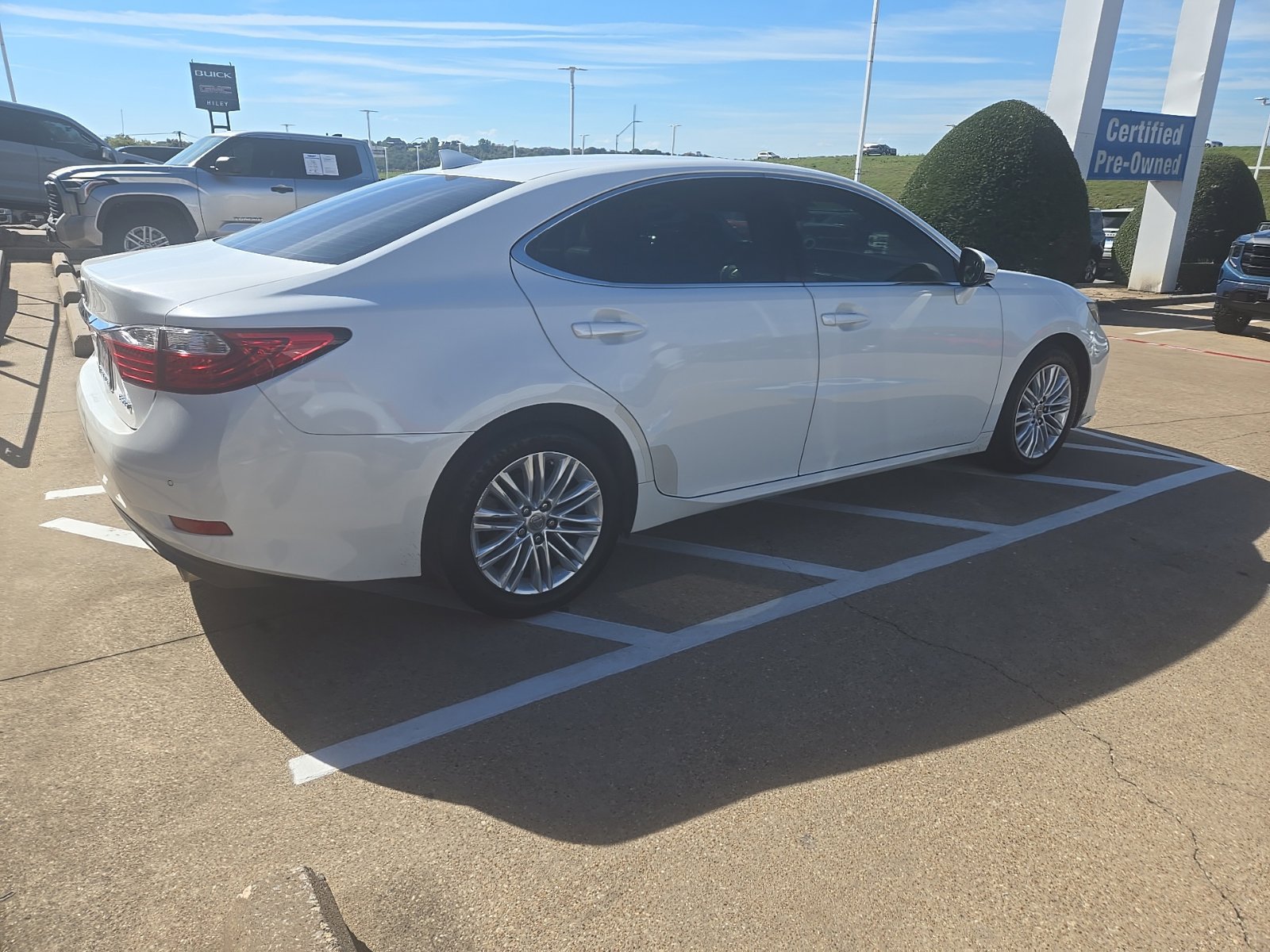 Used 2015 Lexus ES 350 w/ Luxury Package FWD image 6