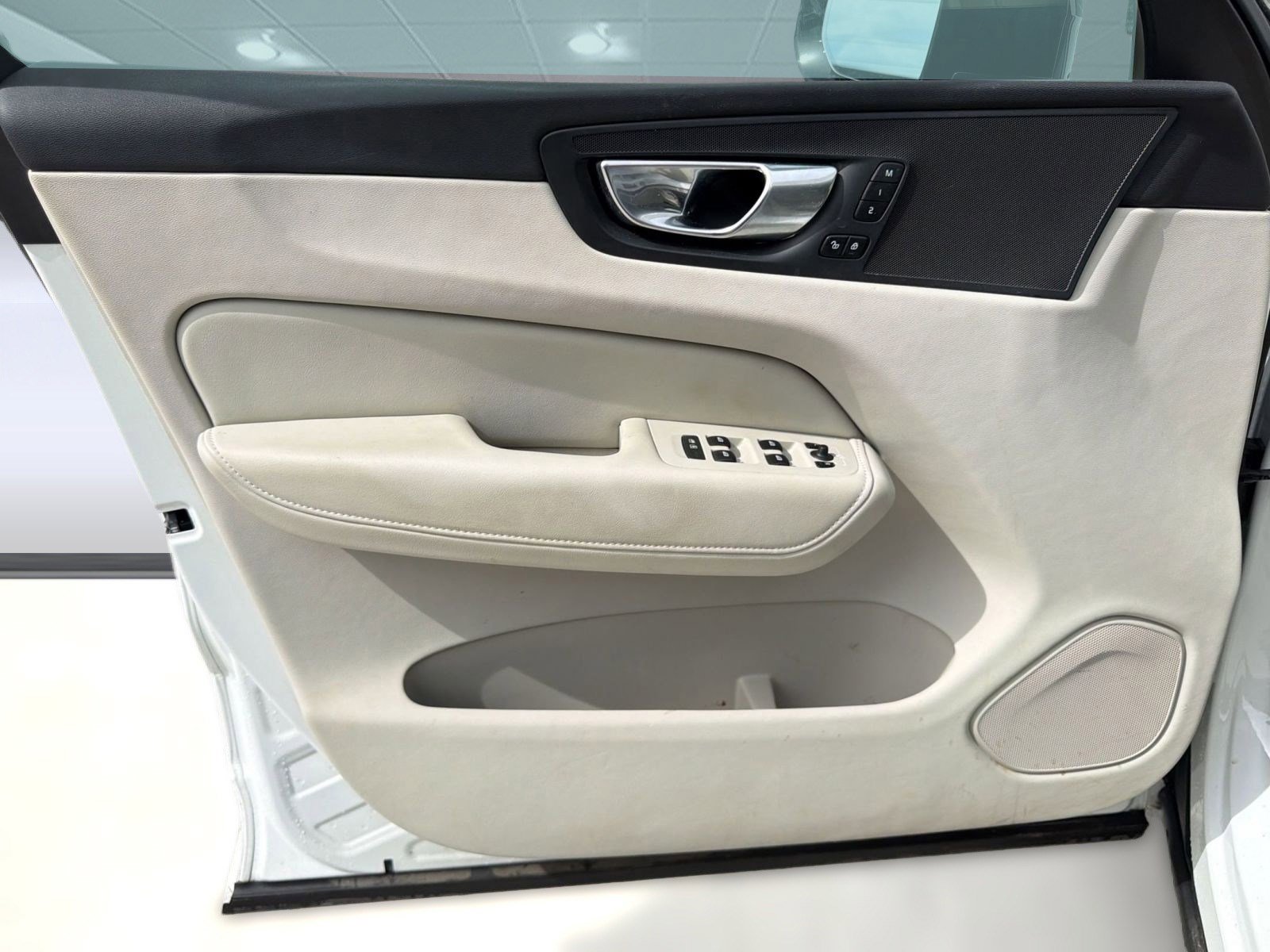 Used 2025 Volvo XC60 T8 Plus w/ Protection Package Premier image 21