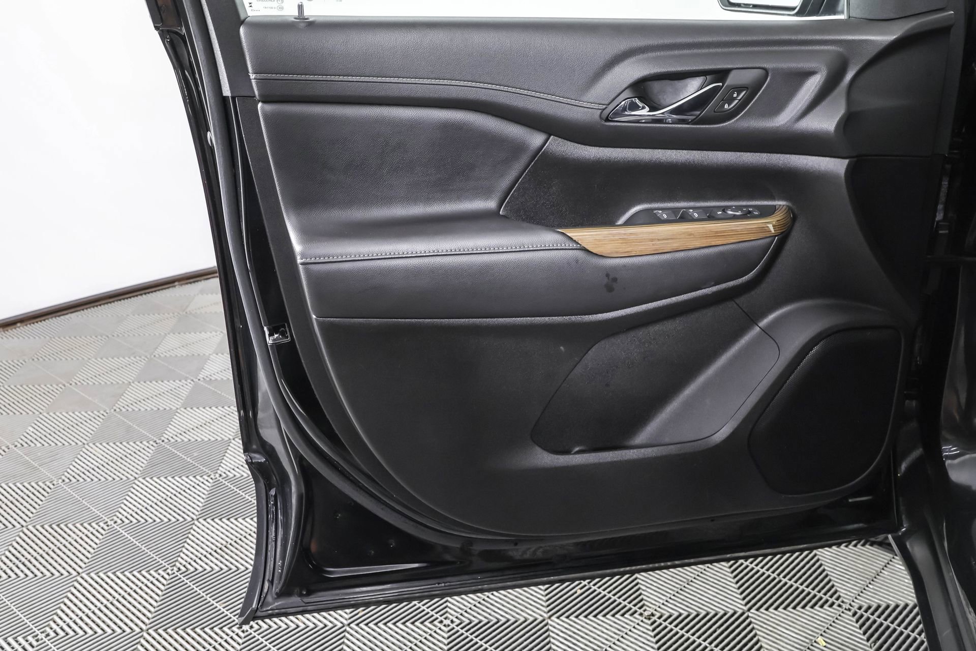 Used 2023 GMC Acadia SLE w/ LPO, Floor Liner Package image 34