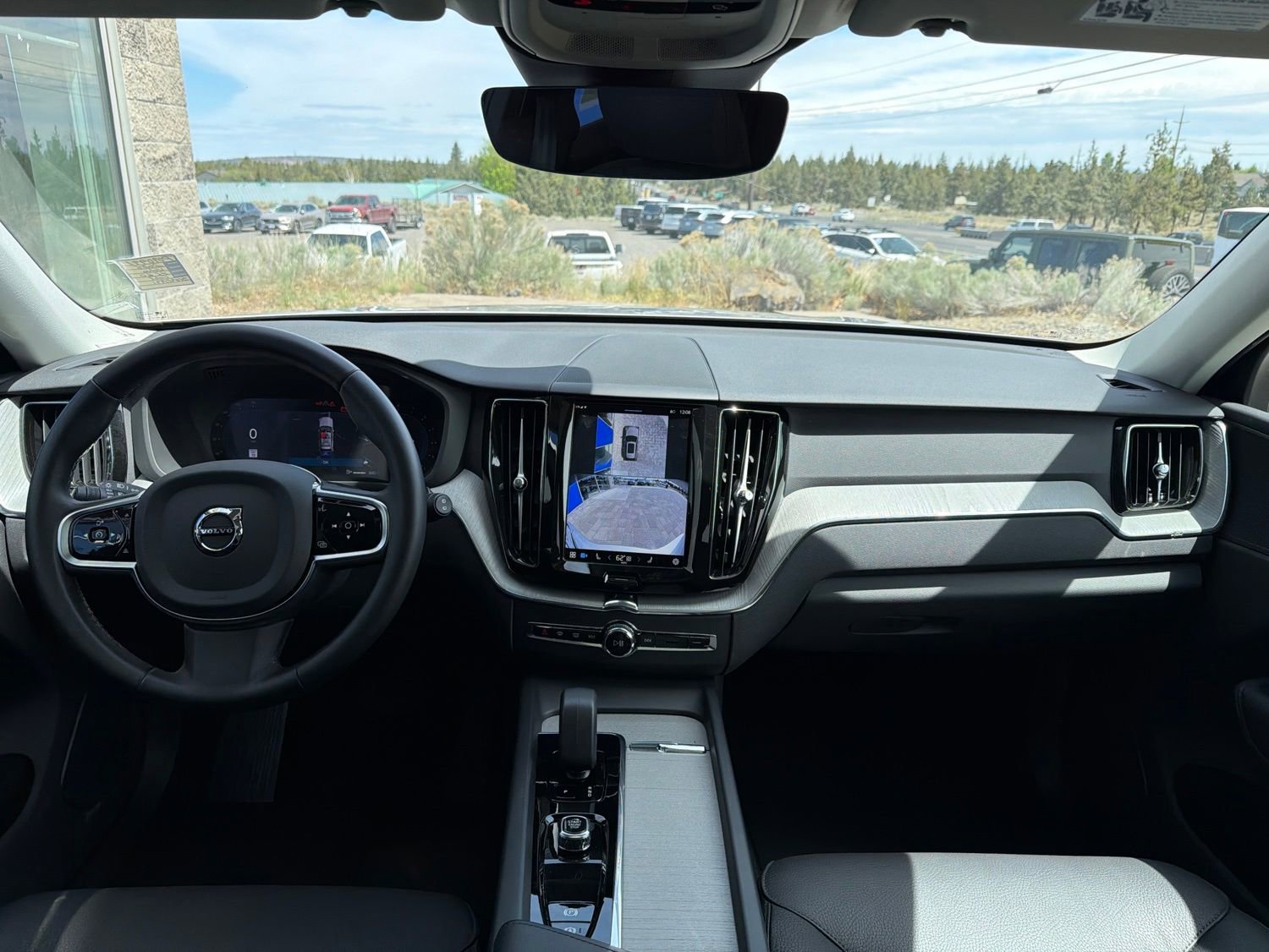 Used 2025 Volvo XC60 B5 Plus AWD/4WD image 9
