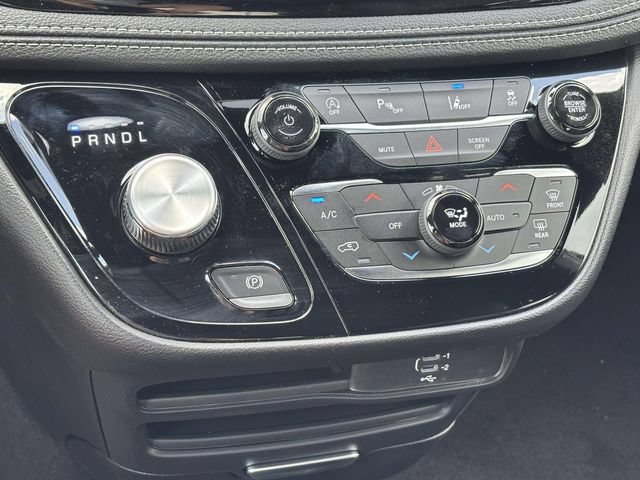 New 2027 Chrysler Pacifica Select w/ Family Tech Group AWD/4WD image 26