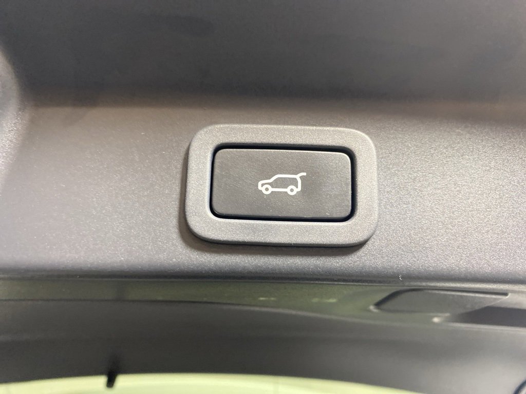 Used 2021 Jaguar F-PACE SVR image 30