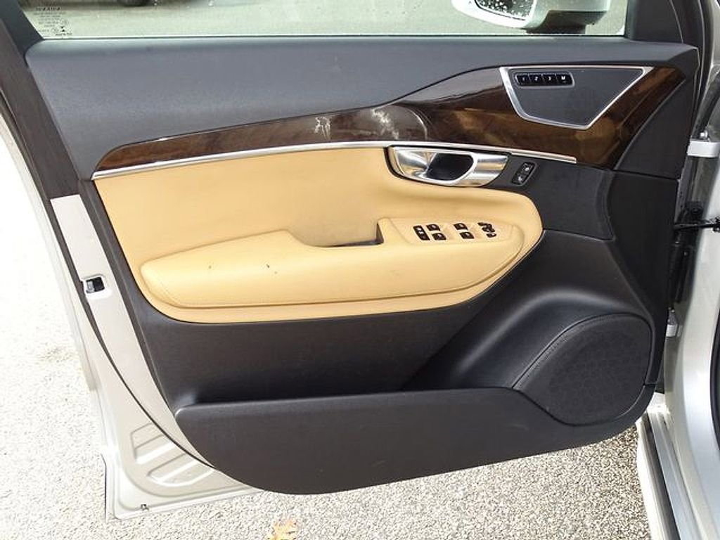 Used 2018 Volvo XC90 T6 Momentum w/ Convenience Package image 17