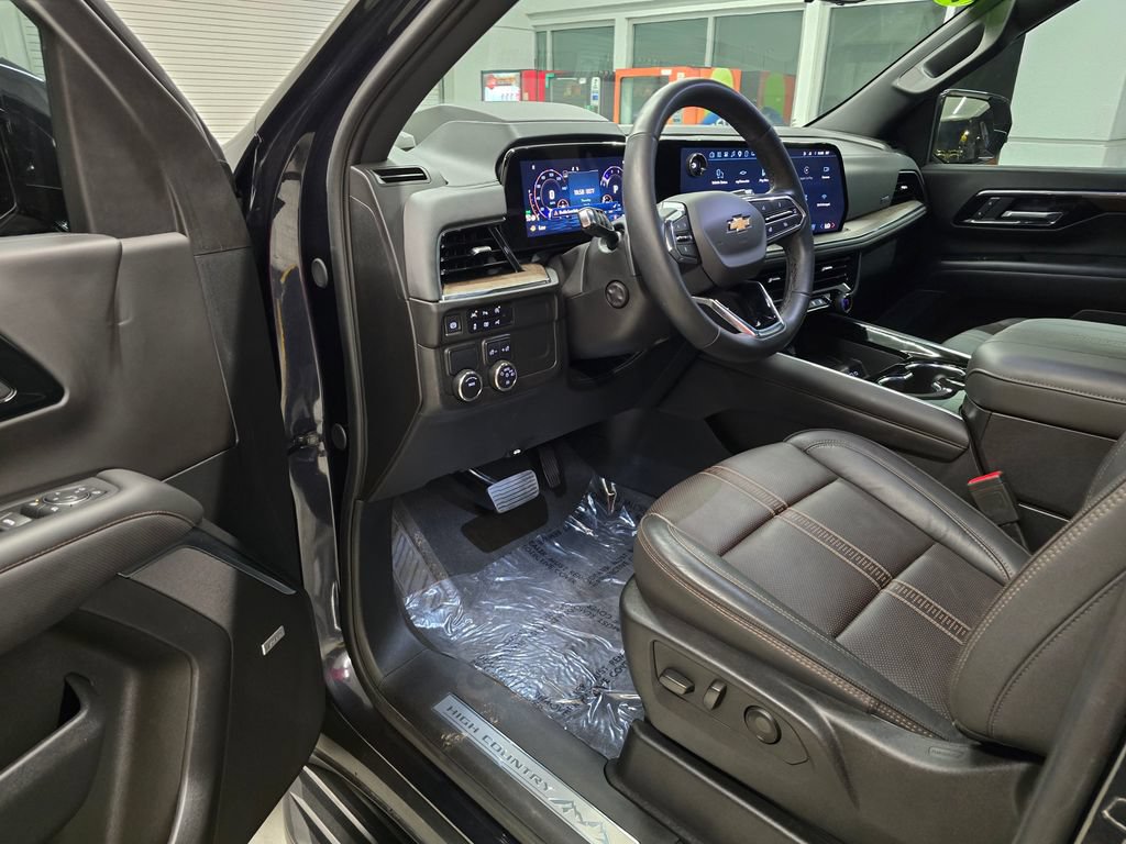 Used 2025 Chevrolet Suburban High Country RWD image 17
