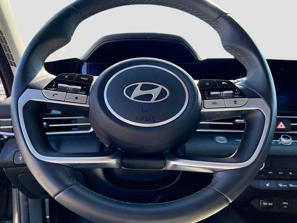 Used 2025 Hyundai Elantra Limited FWD image 11