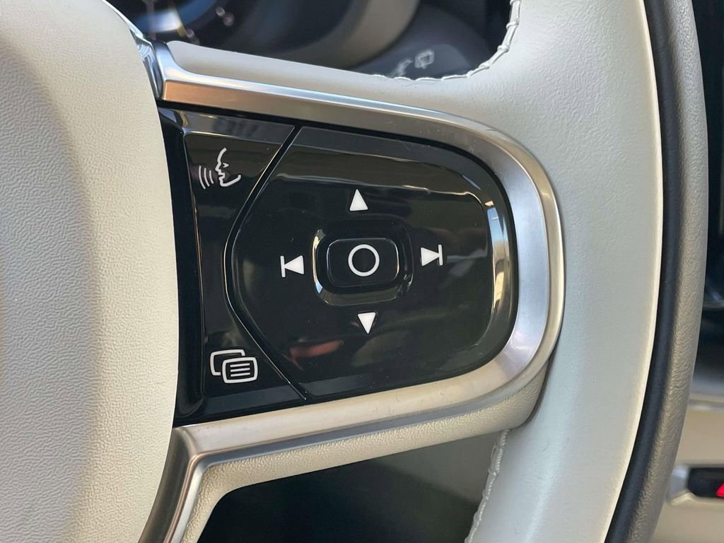 Used 2023 Volvo XC60 B5 Core image 11