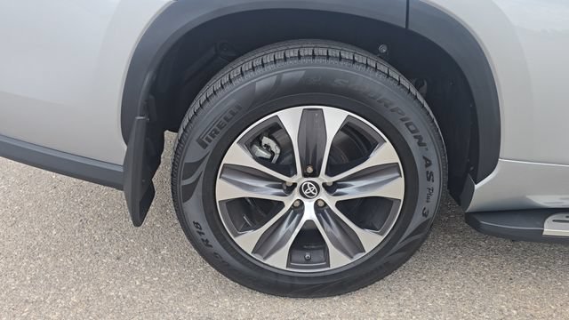 Used 2022 Toyota Highlander XLE FWD image 16