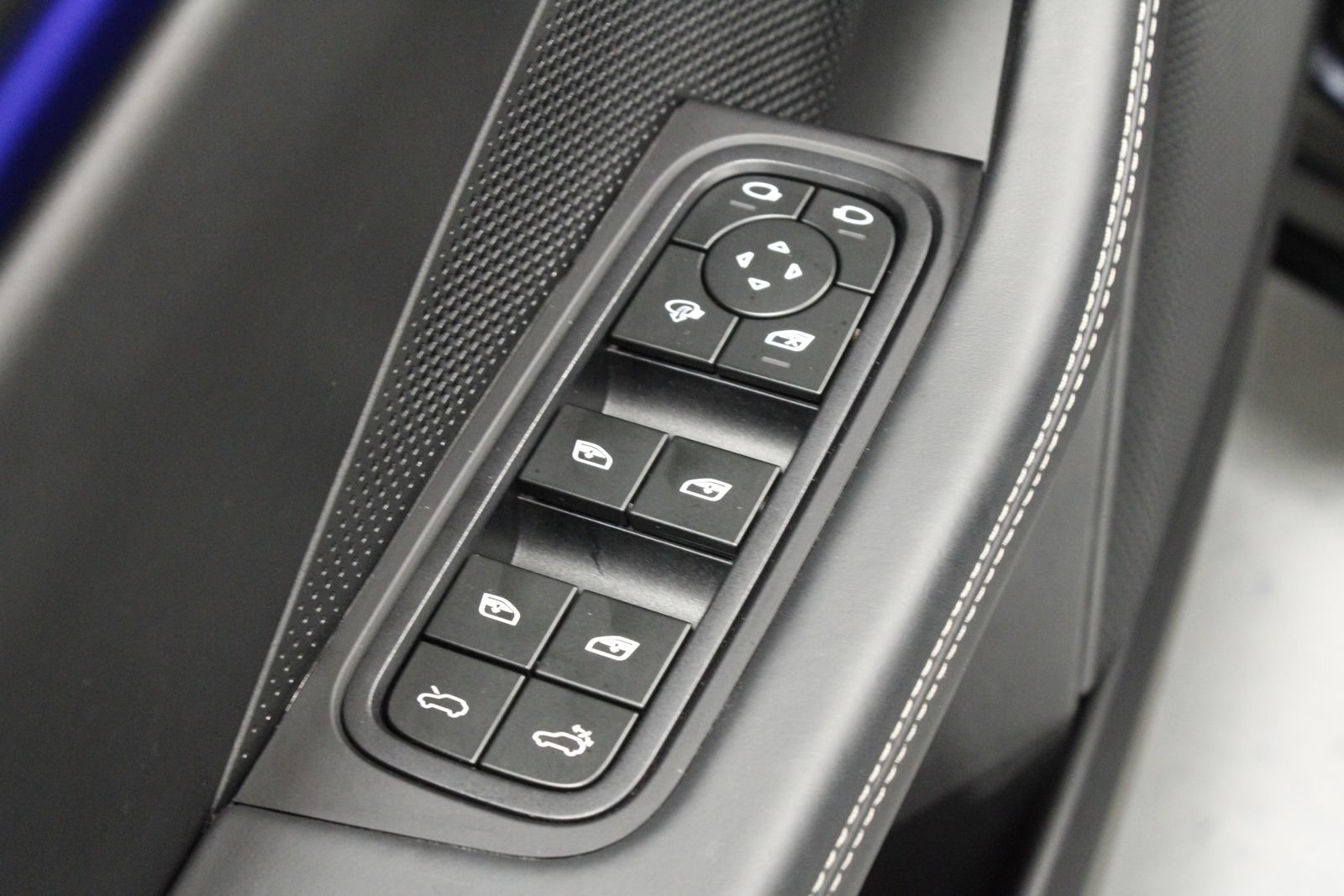 Used 2025 Porsche Macan Turbo Electric AWD/4WD image 31