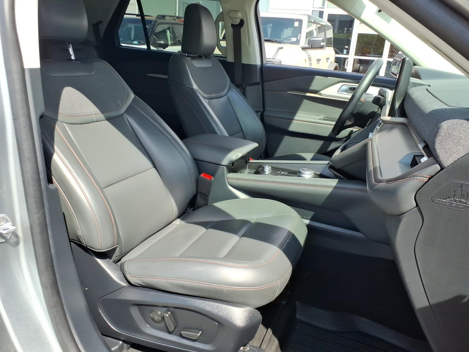 Used 2025 Ford Explorer Active w/ Active Comfort Package AWD/4WD image 8