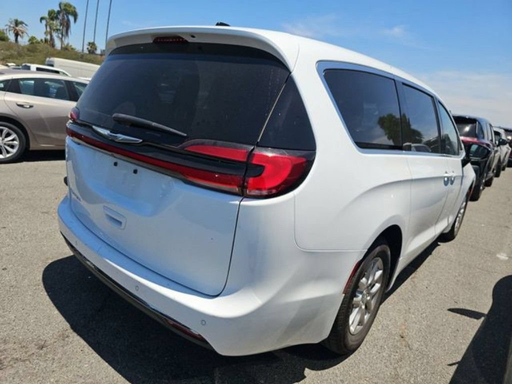 Used 2024 Chrysler Pacifica Touring-L FWD image 3