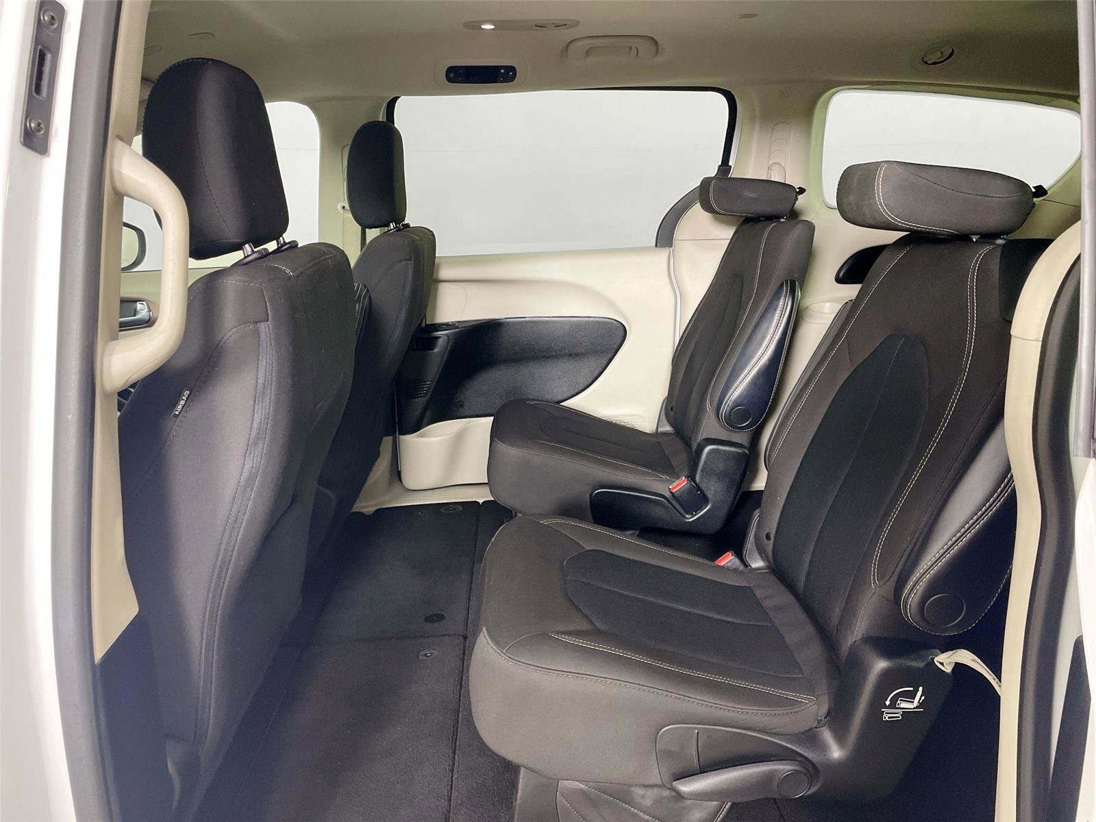 Used 2022 Chrysler Voyager LX image 11