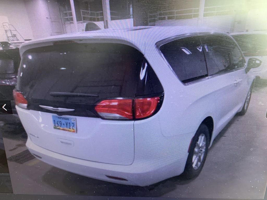 Used 2023 Chrysler Voyager LX image 5