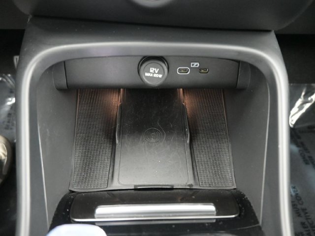 Used 2024 Volvo XC40 B5 Plus AWD/4WD image 11