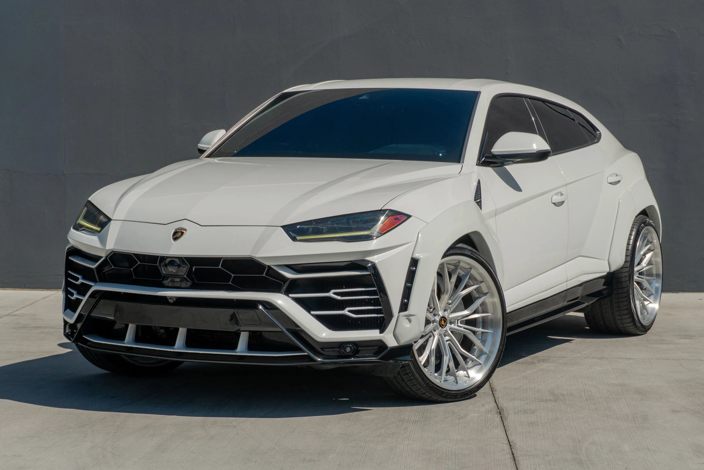 Used 2019 Lamborghini Urus AWD/4WD image 3