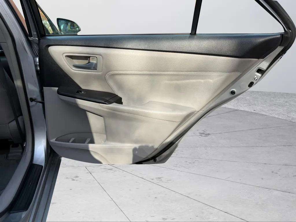 Used 2015 Toyota Camry XLE w/ Moonroof Package FWD image 25