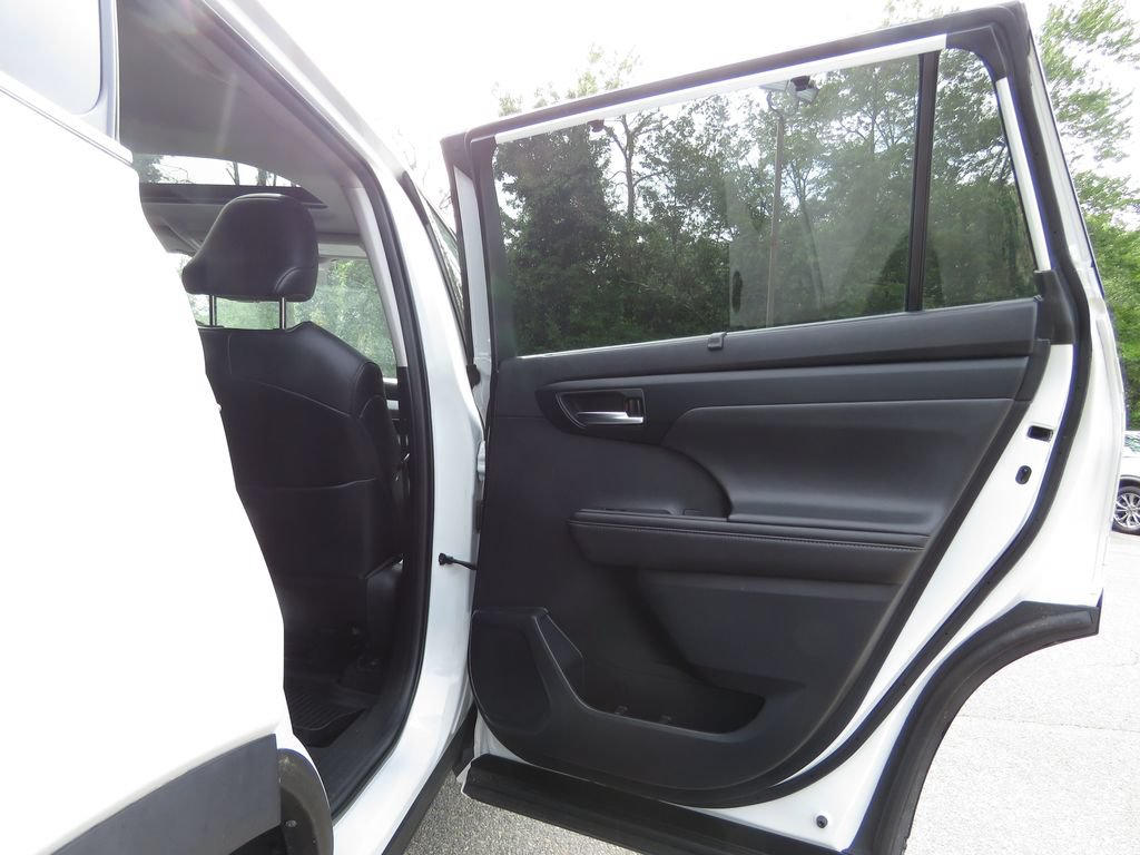 Used 2020 Toyota Highlander XLE AWD/4WD image 15