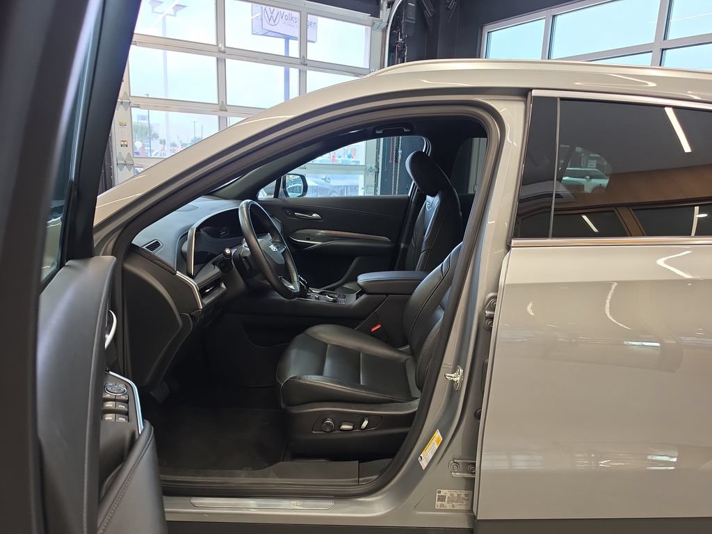 Used 2025 Cadillac XT4 Premium Luxury FWD image 13