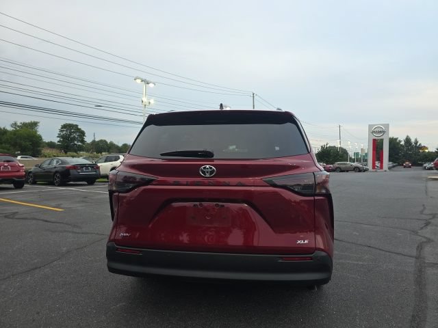 Used 2026 Toyota Sienna XLE FWD image 6