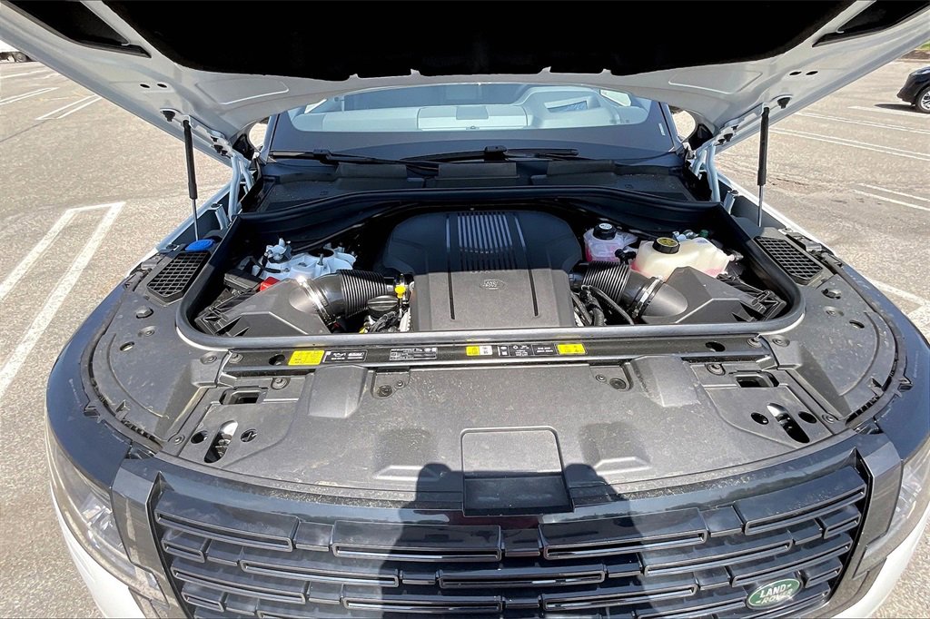 New 2025 Land Rover Range Rover Long Wheelbase SE image 11