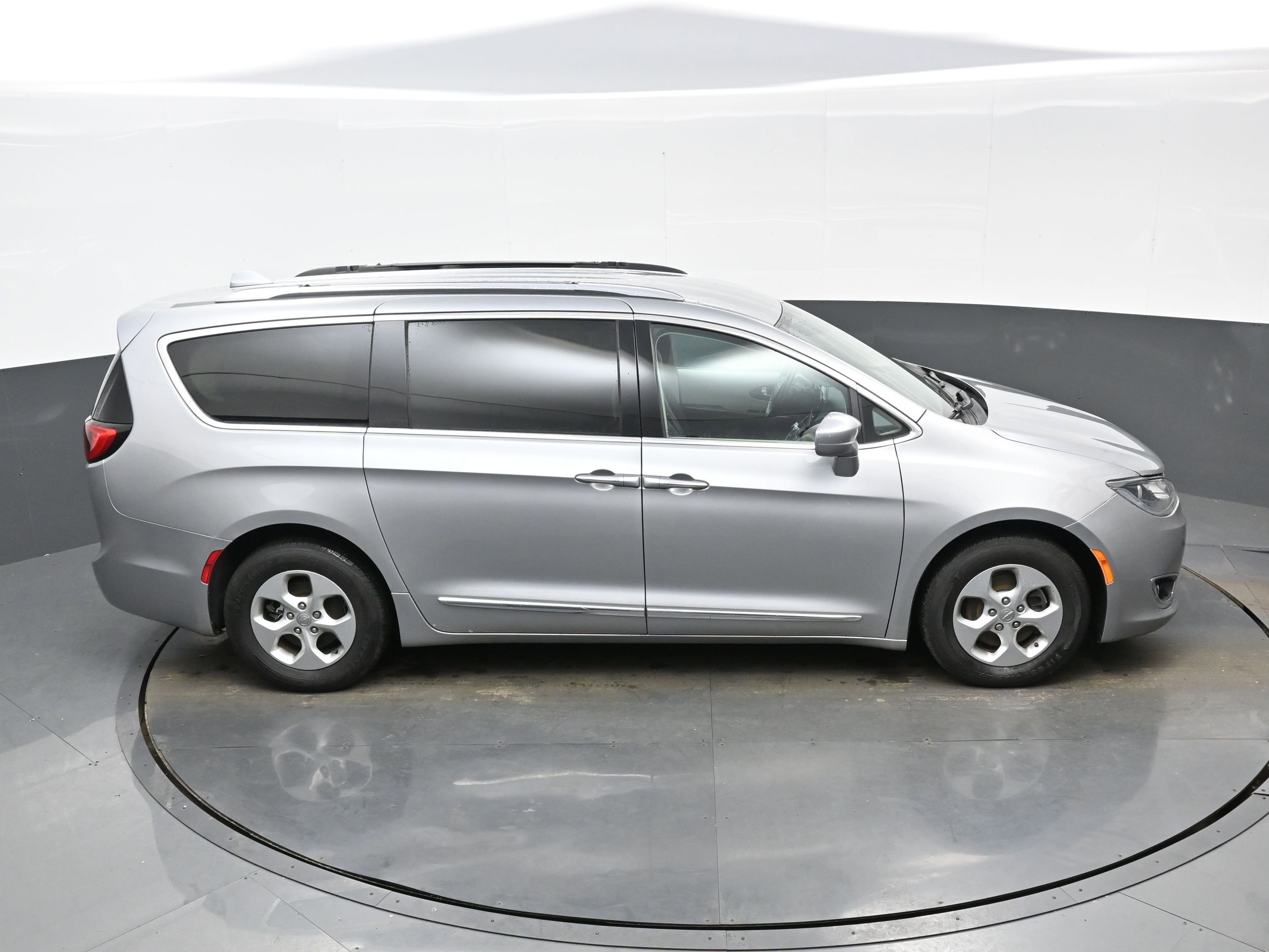 Used 2017 Chrysler Pacifica Touring-L Plus image 40