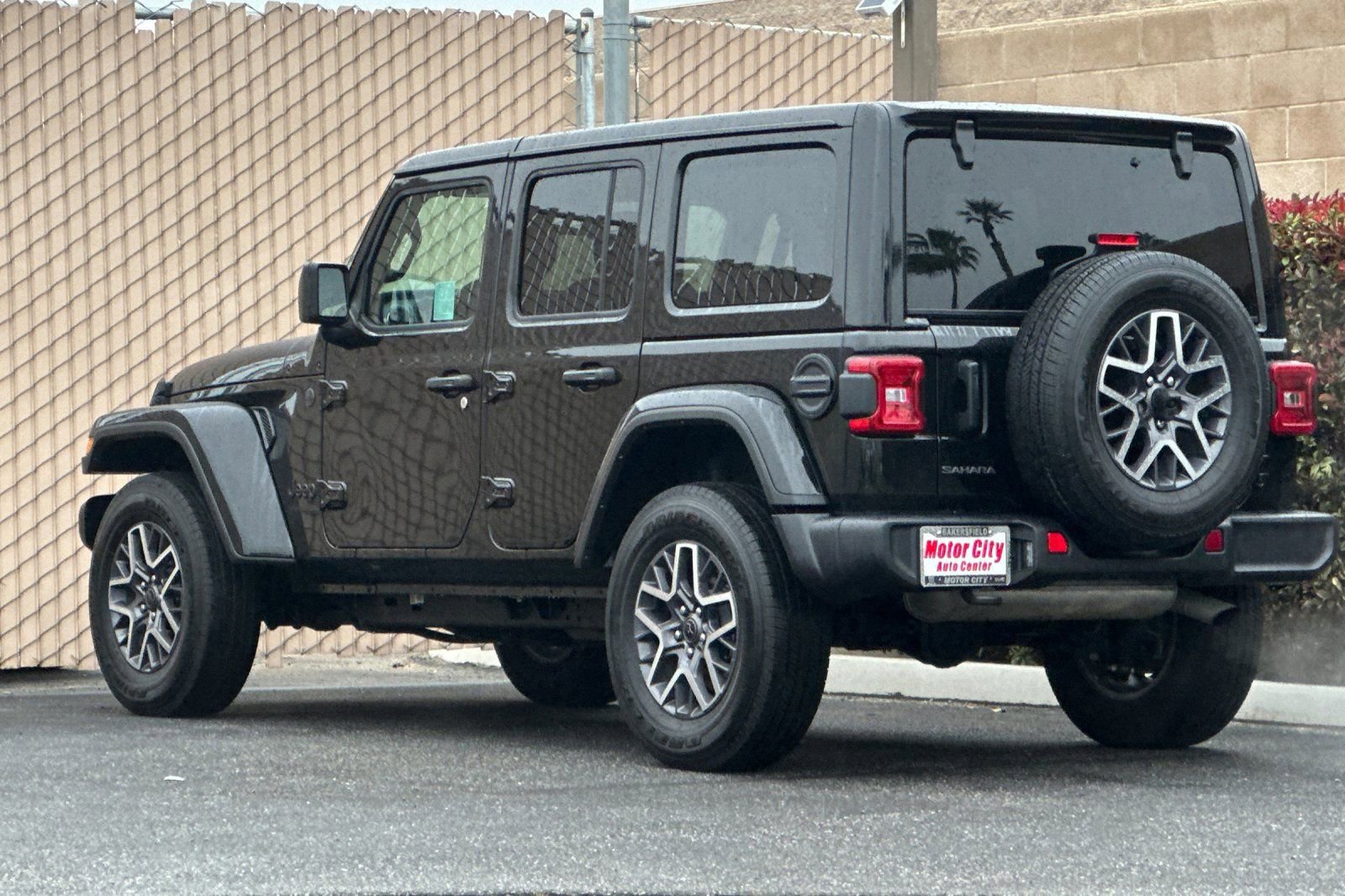 Used 2025 Jeep Wrangler Sahara image 6