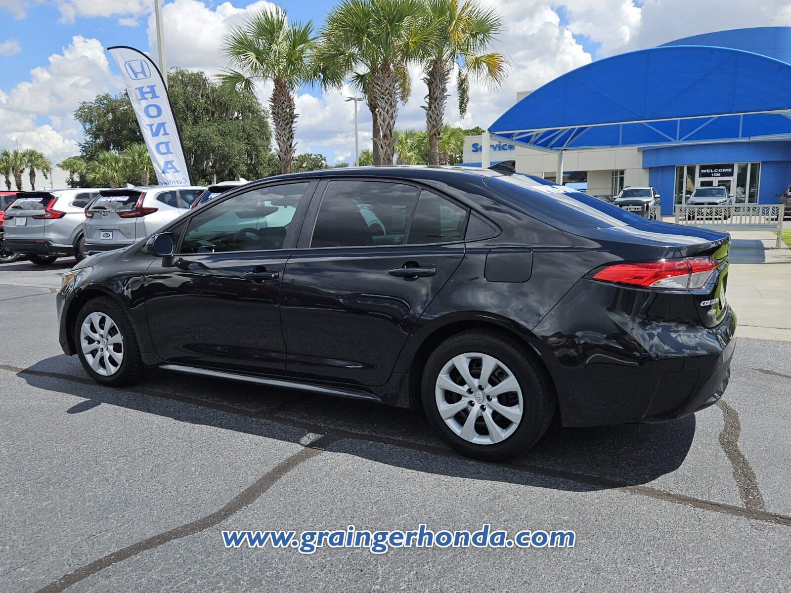 Used 2022 Toyota Corolla LE FWD image 3