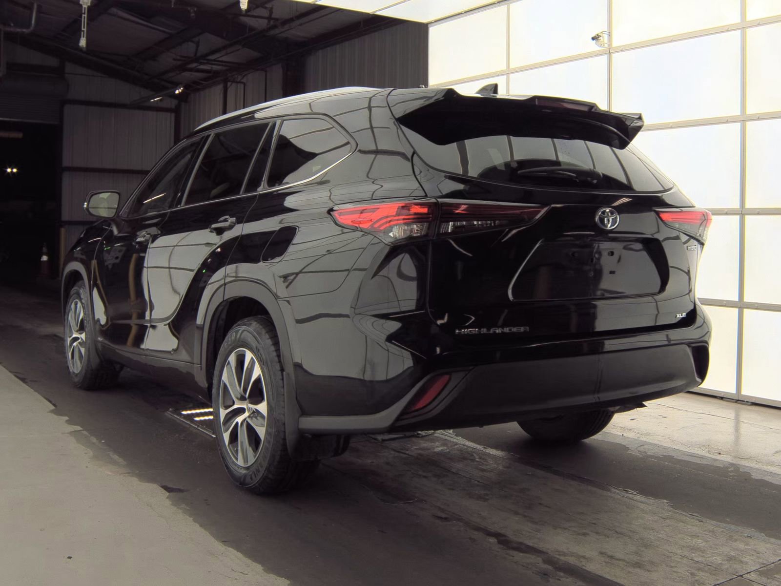 Used 2022 Toyota Highlander XLE image 8