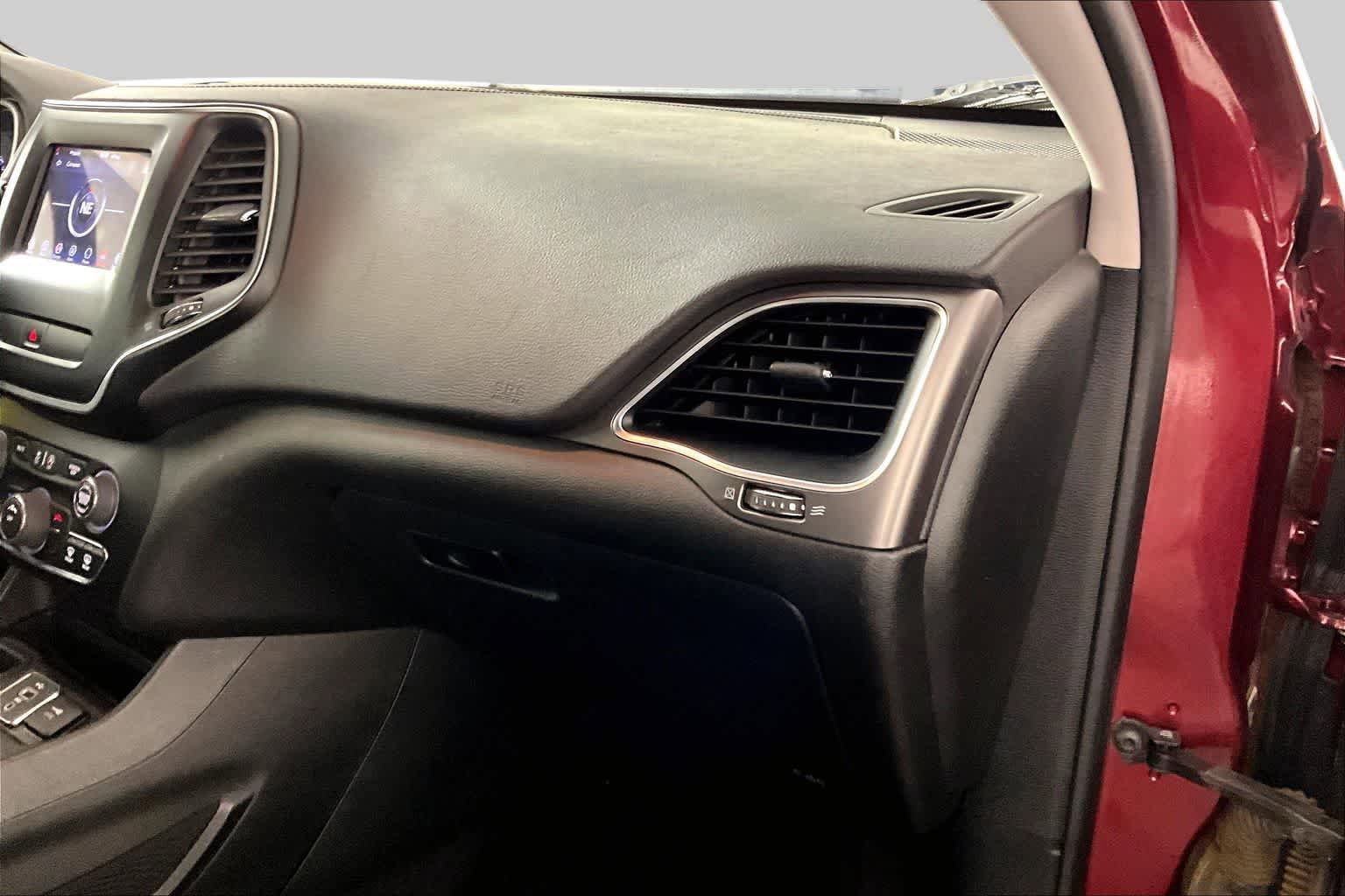 Used 2019 Jeep Cherokee Latitude w/ Popular Appearance Group FWD image 18