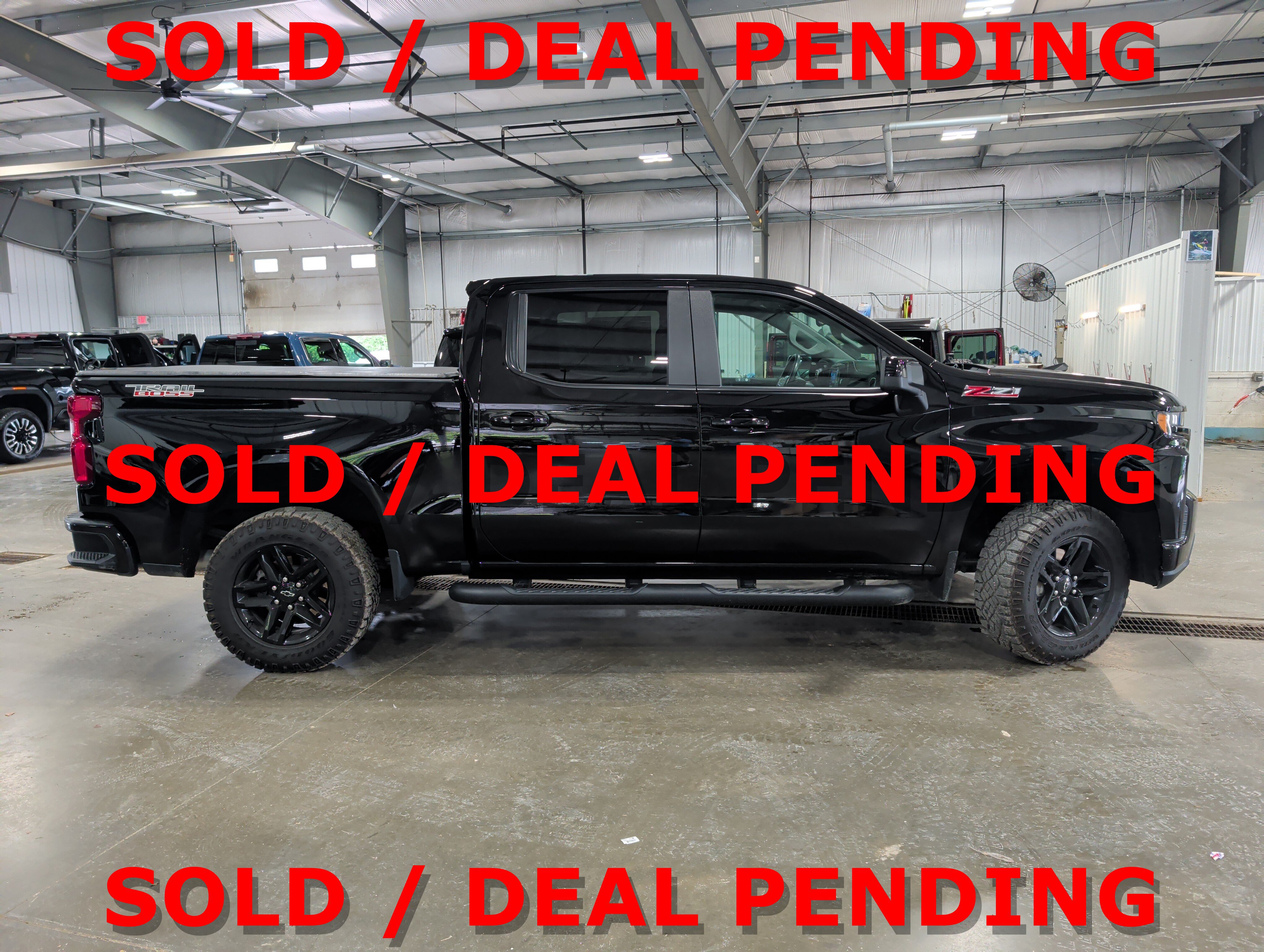 Used 2020 Chevrolet Silverado 1500 LT Trail Boss w/ Midnight Edition AWD/4WD image 2