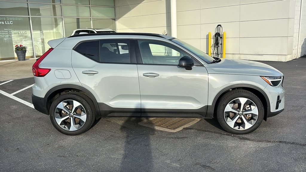 Certified 2025 Volvo XC40 B5 Plus AWD/4WD image 28