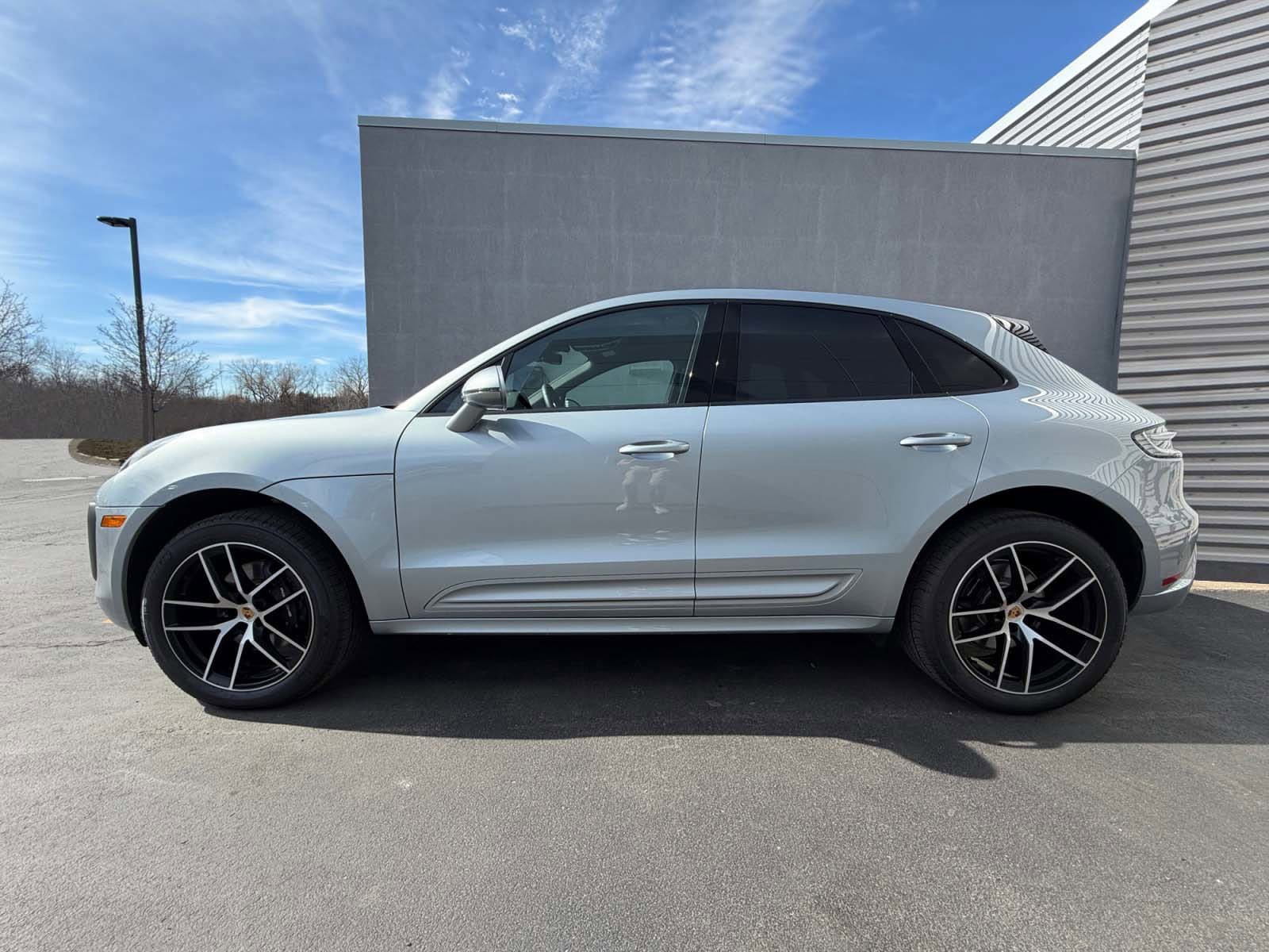 Used 2025 Porsche Macan image 2