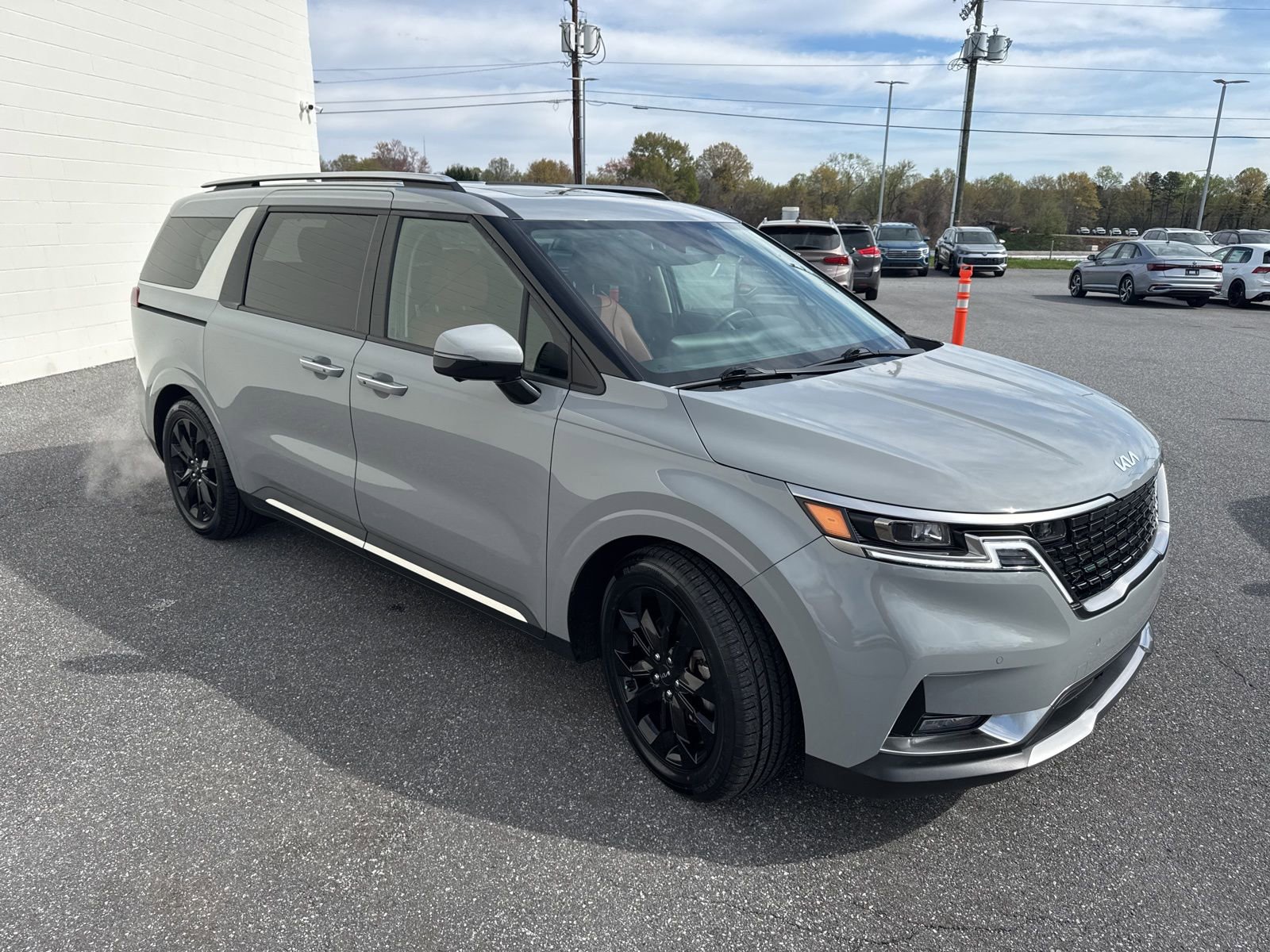 Used 2023 Kia Carnival SX Prestige image 3