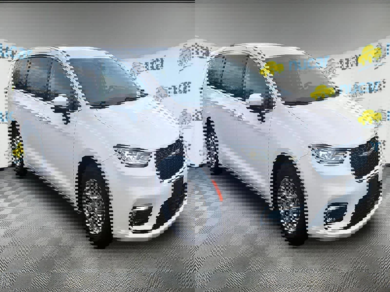 Used 2023 Chrysler Pacifica Touring-L FWD image 1