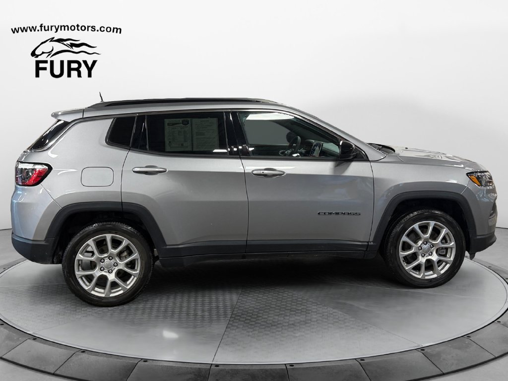 Used 2023 Jeep Compass Latitude AWD/4WD image 3