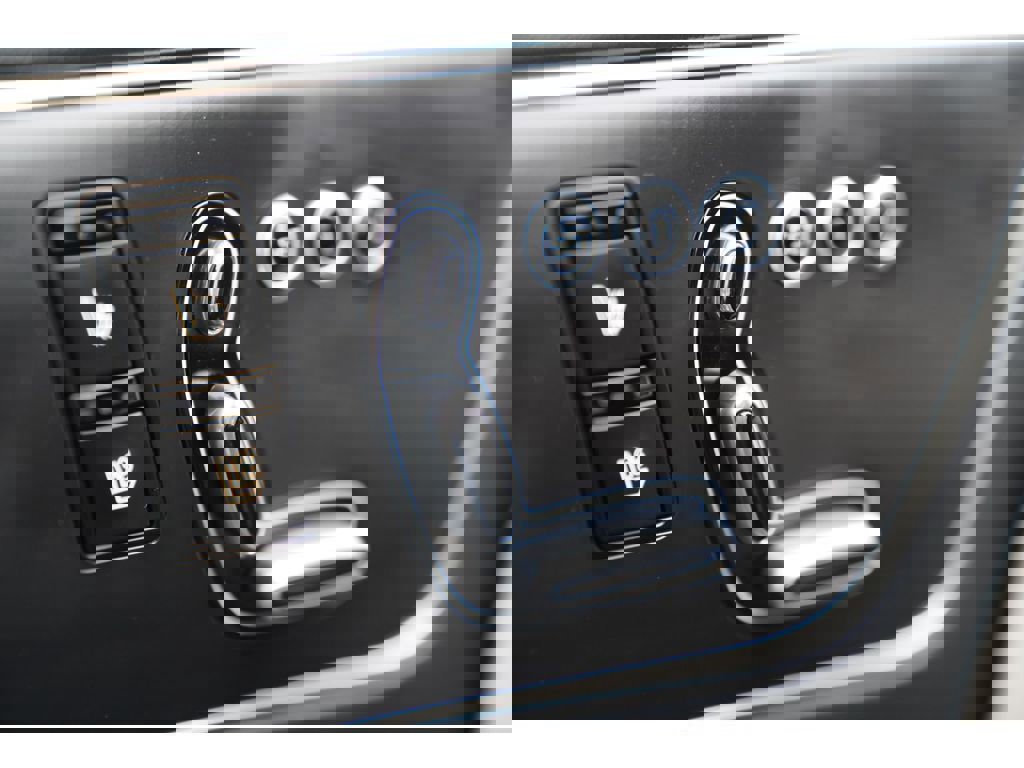 Used 2015 Kia K900 Luxury image 24