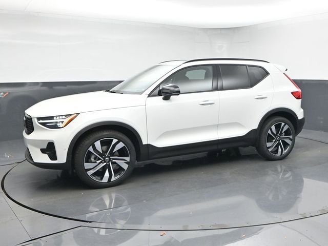 Used 2024 Volvo XC40 B5 Plus image 4