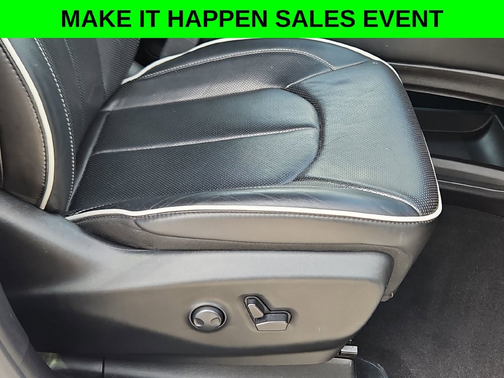 Used 2025 Chrysler Pacifica Limited FWD image 30